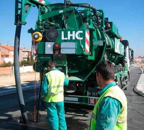 LHC Ambiental personas realizando limpiezas